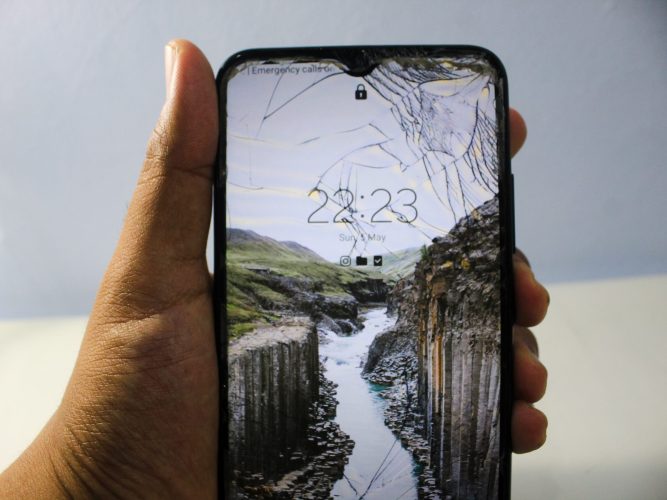 مجله وودمارت 28 vecteezy black broken touch screen phone with cracked screen 44781853 scaled e1720866845544